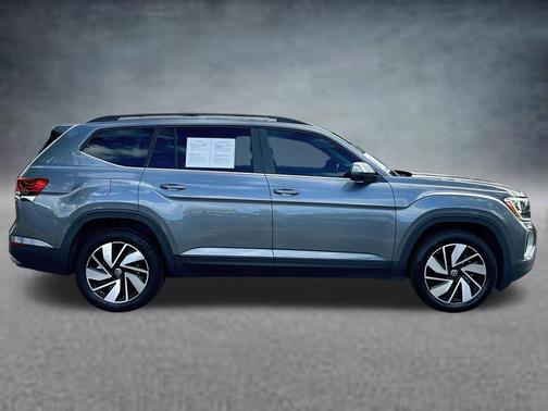 Platinum Gray Metallic 2024 Volkswagen Atlas 2.0T SE w/Technology