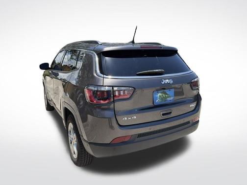 Granite Crystal Clearcoat Metallic 2023 Jeep Compass Latitude