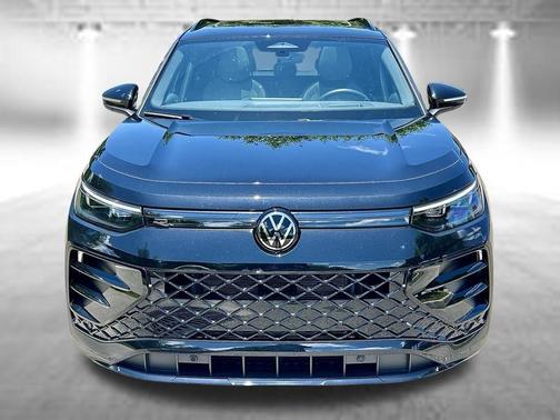Deep Black Pearl Effect 2025 Volkswagen Tiguan 2.0T SE R-Line Black