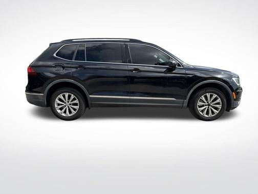 Deep Black Pearl Effect 2018 Volkswagen Tiguan 2.0T SE