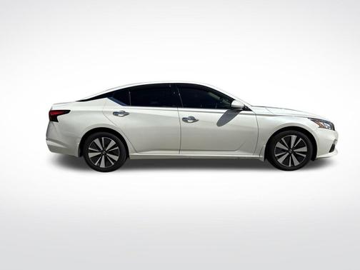White 2019 Nissan Altima 2.5 SV