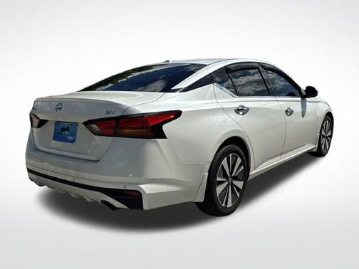 White 2019 Nissan Altima 2.5 SV
