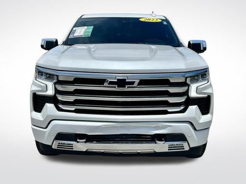 Iridescent Pearl Tricoat 2023 Chevrolet Silverado 1500 High Country