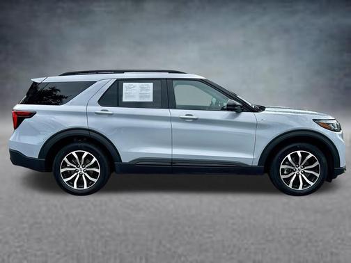 White Metallic 2026 Ford Explorer ST-Line
