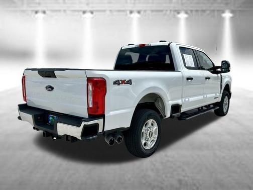 Oxford White 2025 Ford F-250 XLT
