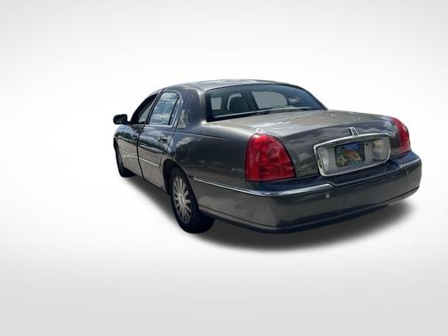 Gold 2004 Lincoln Town Car Signature