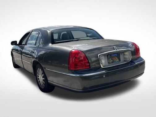 Gold 2004 Lincoln Town Car Signature