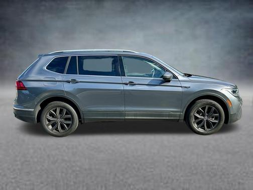 Platinum Gray Metallic 2024 Volkswagen Tiguan 2.0T SE