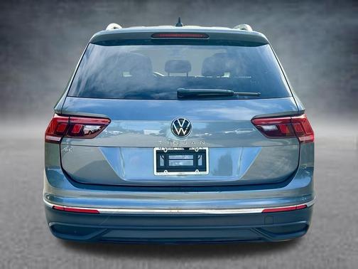 Platinum Gray Metallic 2024 Volkswagen Tiguan 2.0T SE