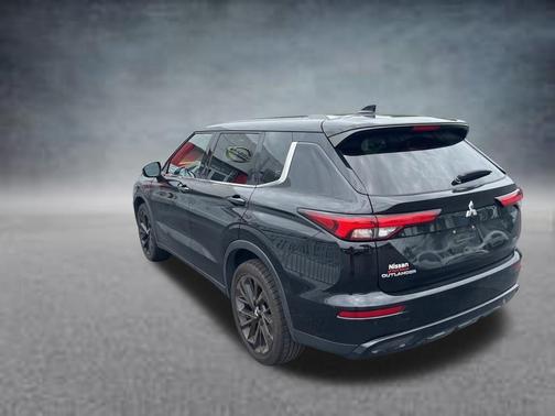Black 2023 Mitsubishi Outlander
