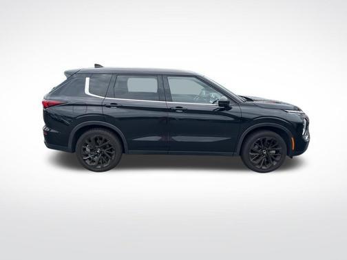 Black 2023 Mitsubishi Outlander