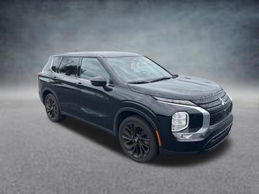 Black 2023 Mitsubishi Outlander