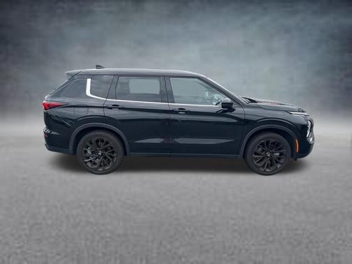 Black 2023 Mitsubishi Outlander