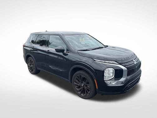 Black 2023 Mitsubishi Outlander