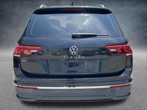 Deep Black Pearl Effect 2022 Volkswagen Tiguan 2.0T SE