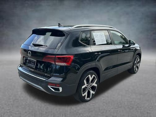 Deep Black Pearl Effect 2023 Volkswagen Taos 1.5T SEL