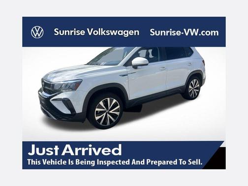 Pure White 2022 Volkswagen Taos 1.5T SE
