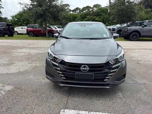 Gun Metallic 2024 Nissan Versa 1.6 SV