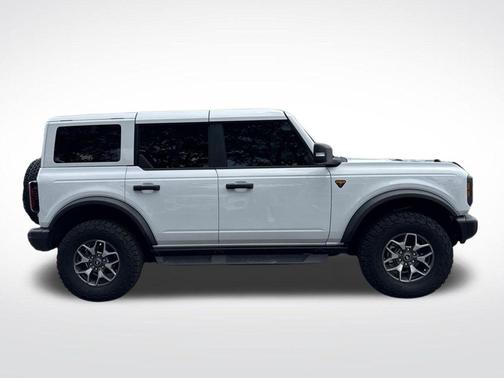 Oxford White 2025 Ford Bronco Badlands