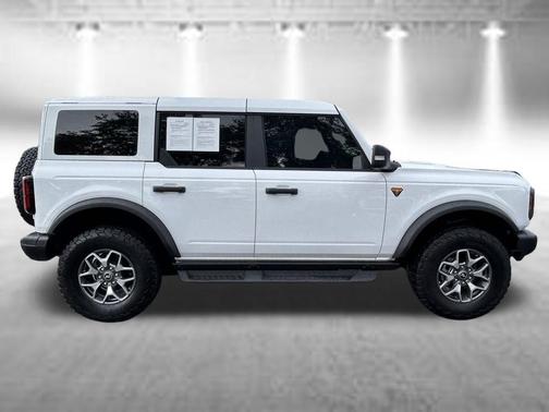 Oxford White 2025 Ford Bronco Badlands