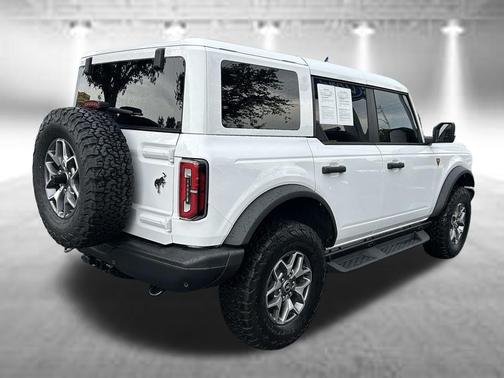 Oxford White 2025 Ford Bronco Badlands