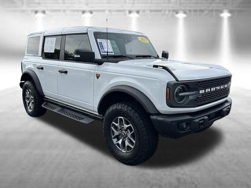 Oxford White 2025 Ford Bronco Badlands