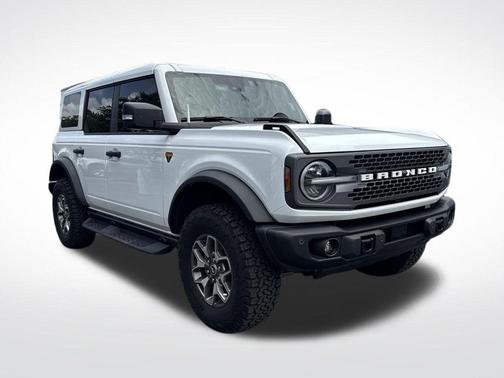 Oxford White 2025 Ford Bronco Badlands