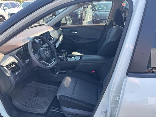 White 2022 Nissan Rogue SV