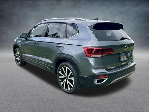 Platinum Gray Metallic 2022 Volkswagen Taos 1.5T SE