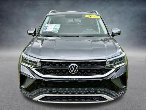 Platinum Gray Metallic 2022 Volkswagen Taos 1.5T SE