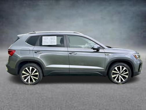 Platinum Gray Metallic 2022 Volkswagen Taos 1.5T SE