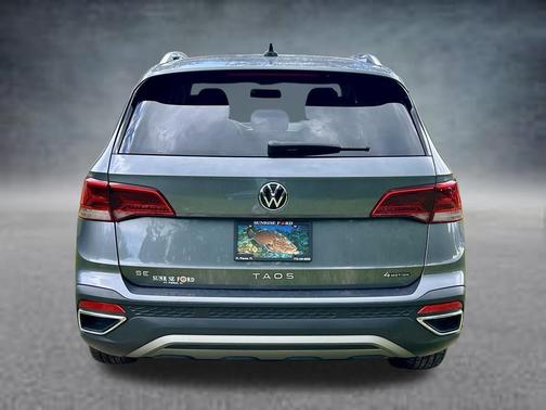 Platinum Gray Metallic 2022 Volkswagen Taos 1.5T SE