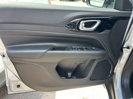 Silver Zynith 2026 Jeep Compass Latitude