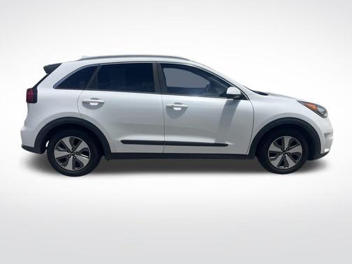 Snow White Pearl 2019 Kia Niro LX