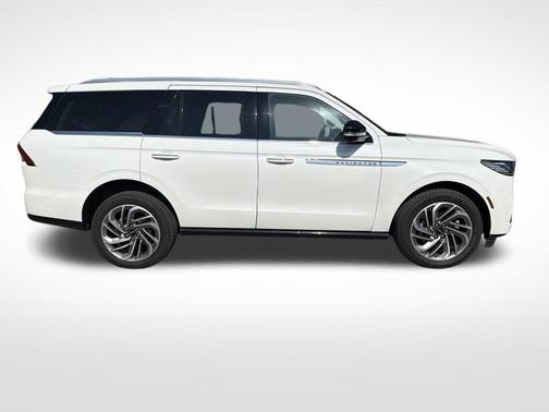 White Metallic 2026 Lincoln Navigator Reserve