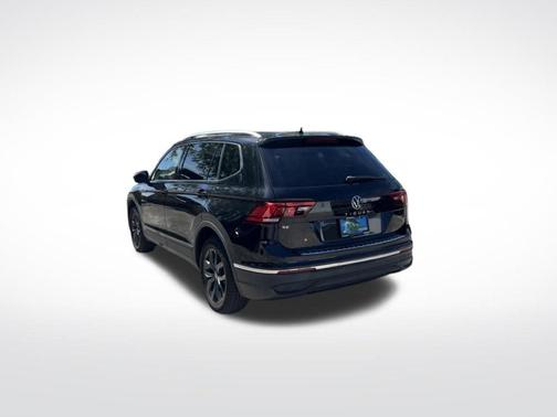 Deep Black Pearl Effect 2022 Volkswagen Tiguan 2.0T SE
