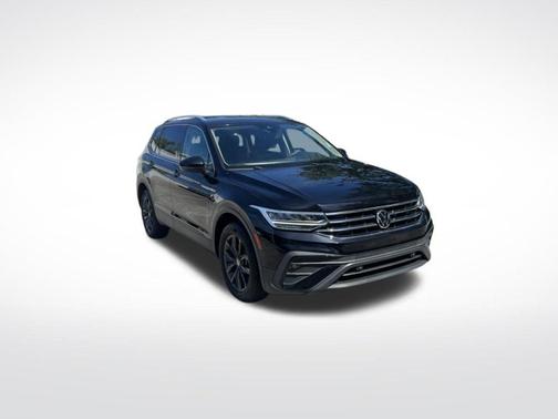 Deep Black Pearl Effect 2022 Volkswagen Tiguan 2.0T SE