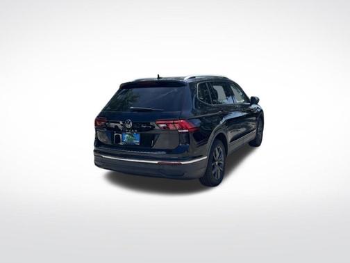 Deep Black Pearl Effect 2022 Volkswagen Tiguan 2.0T SE
