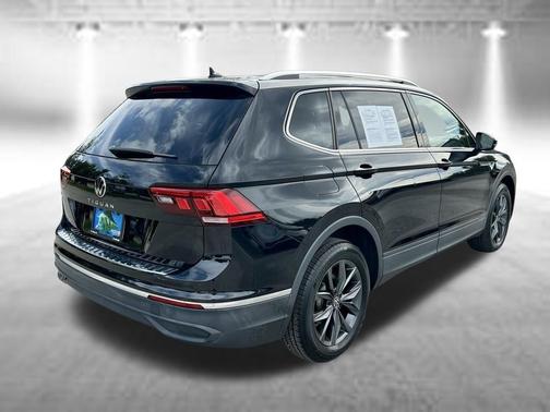 Deep Black Pearl Effect 2022 Volkswagen Tiguan 2.0T SE