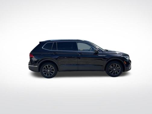 Deep Black Pearl Effect 2022 Volkswagen Tiguan 2.0T SE