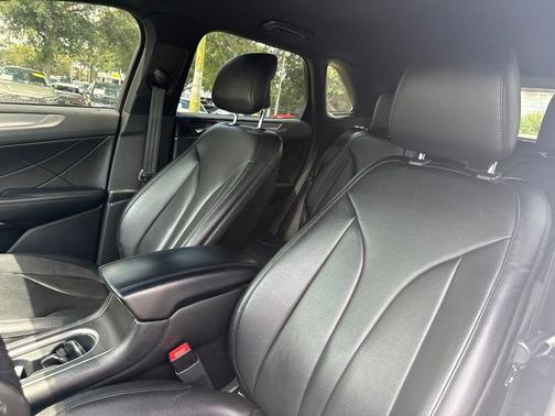 White Platinum Tri-Coat Metallic 2019 Lincoln MKC Standard