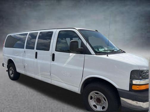 Summit White 2018 Chevrolet Express 3500 LT