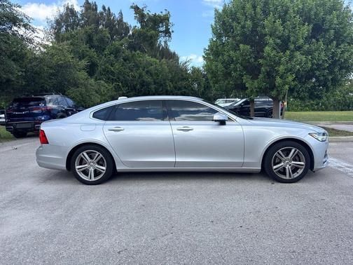 Bright Silver Metallic 2018 Volvo S90 T5 Momentum