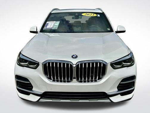 Mineral White Metallic 2023 BMW X5 PHEV xDrive45e