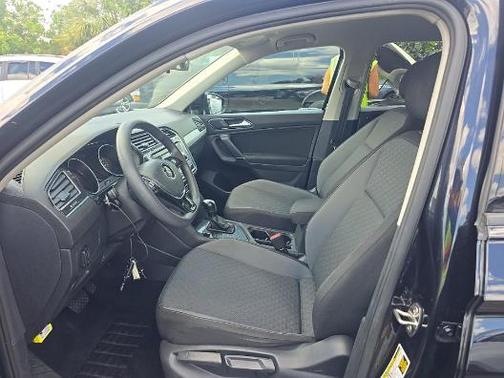 Deep Black Pearl Effect 2018 Volkswagen Tiguan 2.0T S