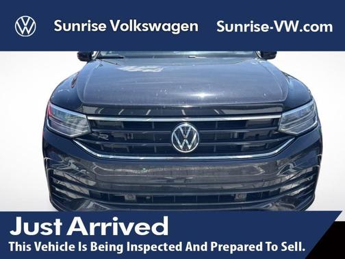 Deep Black Pearl Effect 2024 Volkswagen Tiguan 2.0T SE R-Line Black