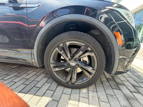 Deep Black Pearl Effect 2024 Volkswagen Tiguan 2.0T SE R-Line Black