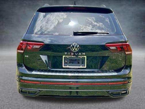 Deep Black Pearl Effect 2024 Volkswagen Tiguan 2.0T SE R-Line Black