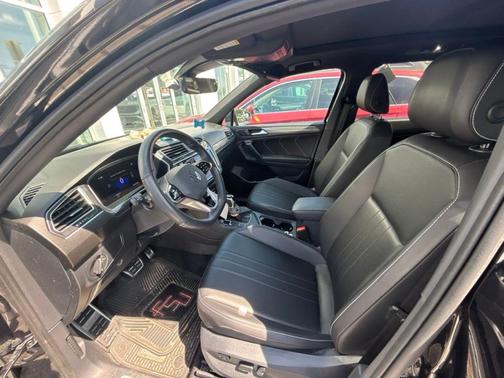 Deep Black Pearl Effect 2024 Volkswagen Tiguan 2.0T SE R-Line Black