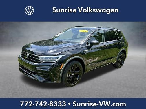 Deep Black Pearl Effect 2024 Volkswagen Tiguan 2.0T SE R-Line Black